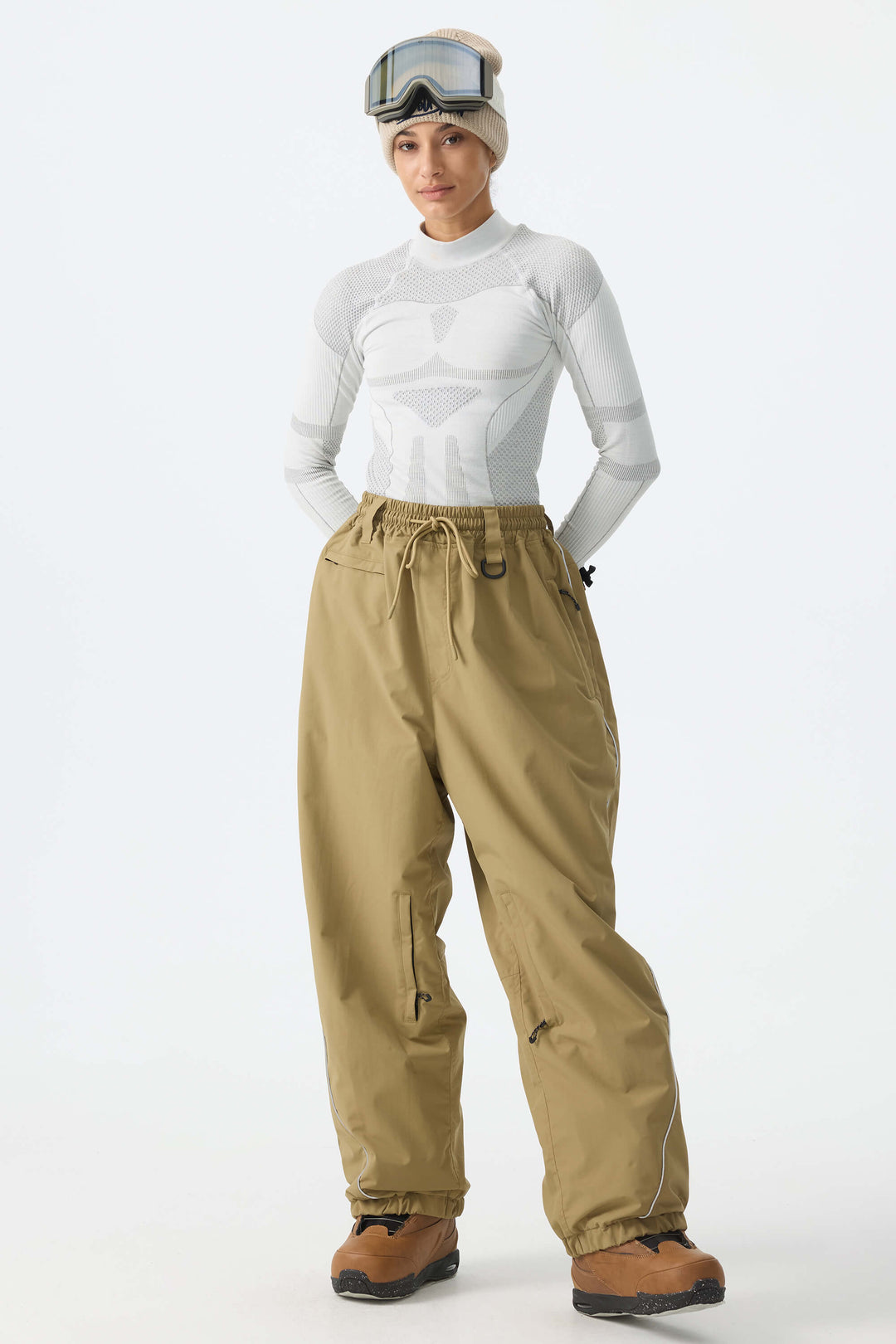 Calça de neve feminina Off White, modelo baggy, com detalhes refletivos e cordão ajustável.