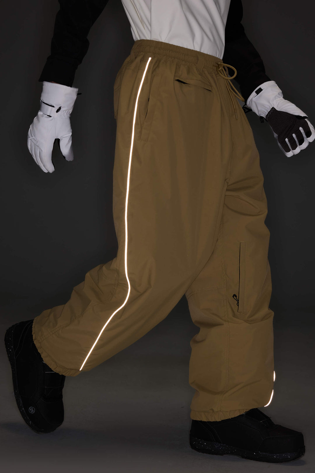 Calça de neve feminina Off White, modelo baggy, com detalhes refletivos e cordão ajustável.
