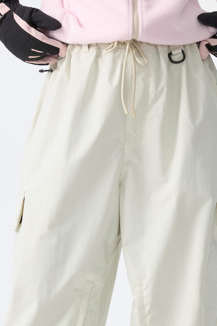 Calça de neve feminina Off White, modelo Sport Utility, com bolsos cargo ocultos e modelagem folgada.