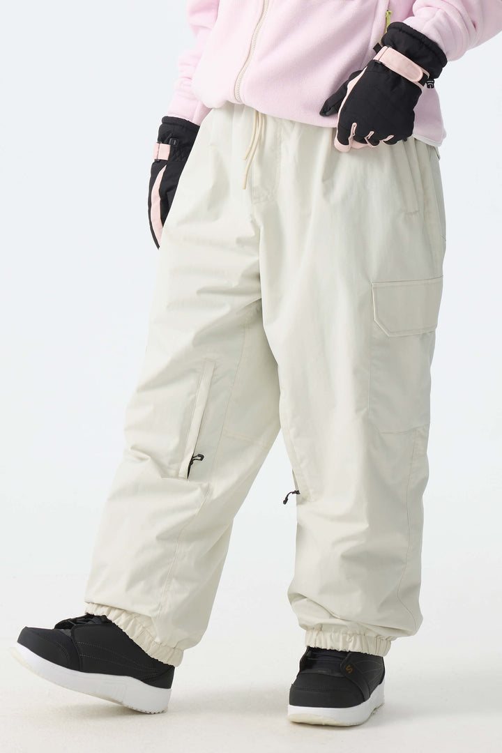 Calça de neve feminina preta, elegante, esportiva, utilitária, com bolsos cargo ocultos e modelagem folgada.