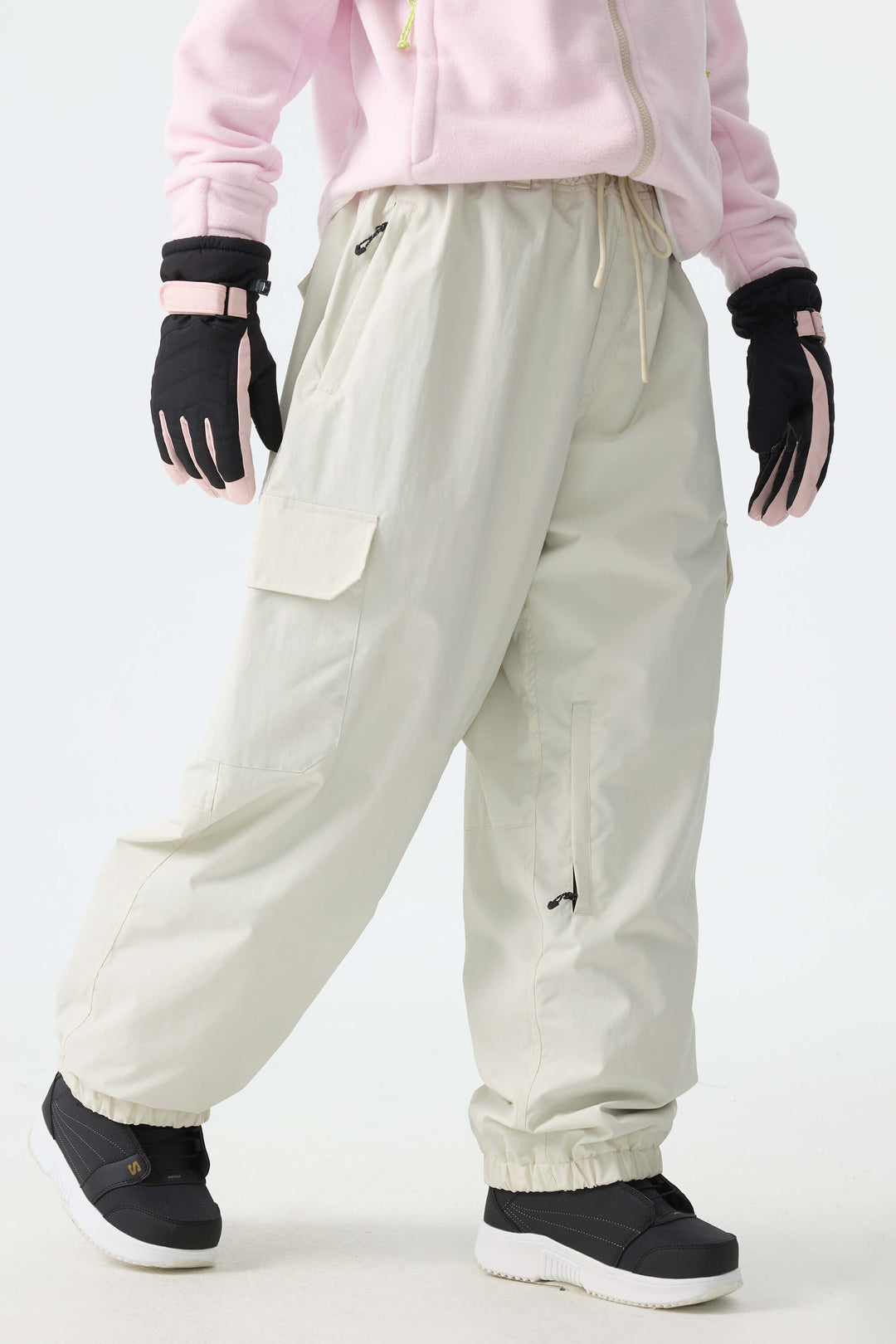 Calça de neve feminina Off White, modelo Sport Utility, com bolsos cargo ocultos e modelagem folgada.