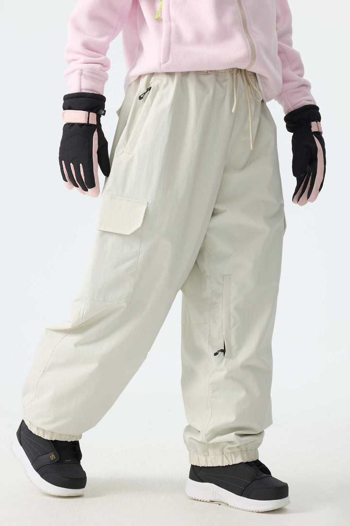 Calça de neve feminina Off White, modelo Sport Utility, com bolsos cargo ocultos e modelagem folgada.