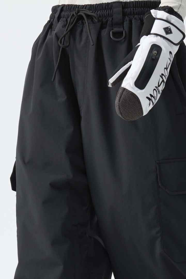 Calça de neve feminina preta, elegante, esportiva, utilitária, com bolsos cargo ocultos e modelagem folgada.