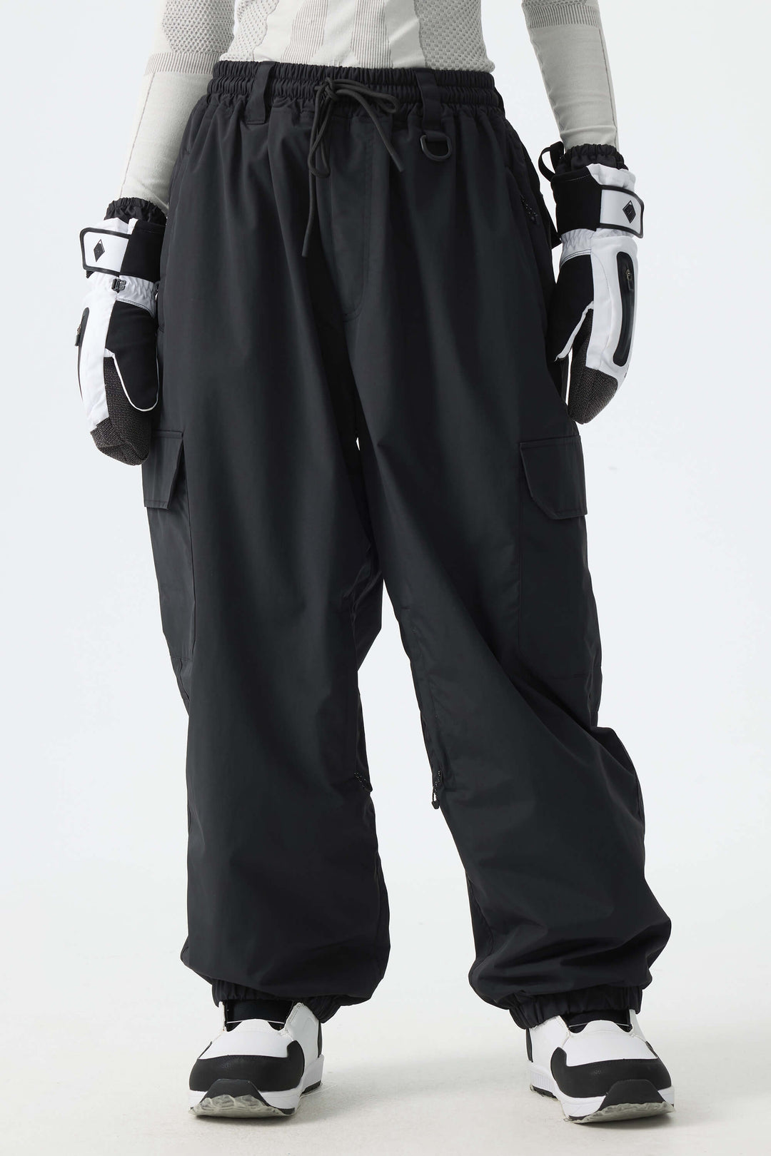 Calça de neve feminina preta, elegante, esportiva, utilitária, com bolsos cargo ocultos e modelagem folgada.