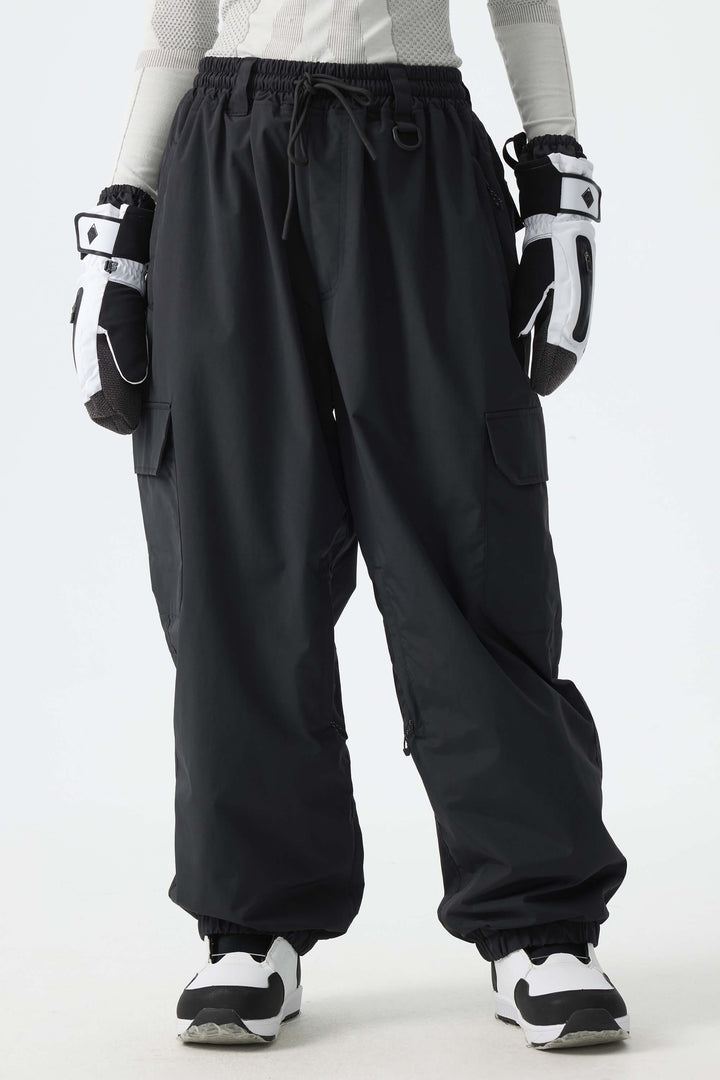 Calça de neve feminina preta, elegante, esportiva, utilitária, com bolsos cargo ocultos e modelagem folgada.