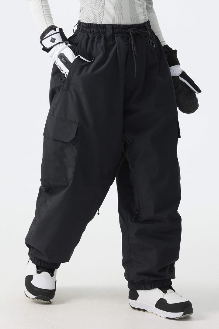 Calça de neve feminina preta, elegante, esportiva, utilitária, com bolsos cargo ocultos e modelagem folgada.