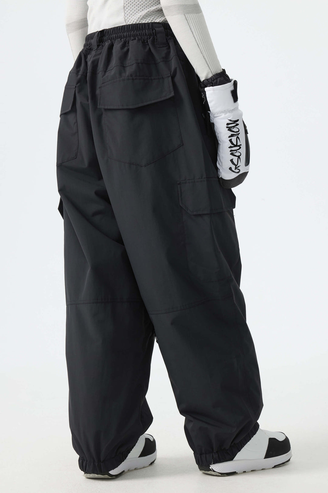 Calça de neve feminina preta, elegante, esportiva, utilitária, com bolsos cargo ocultos e modelagem folgada.
