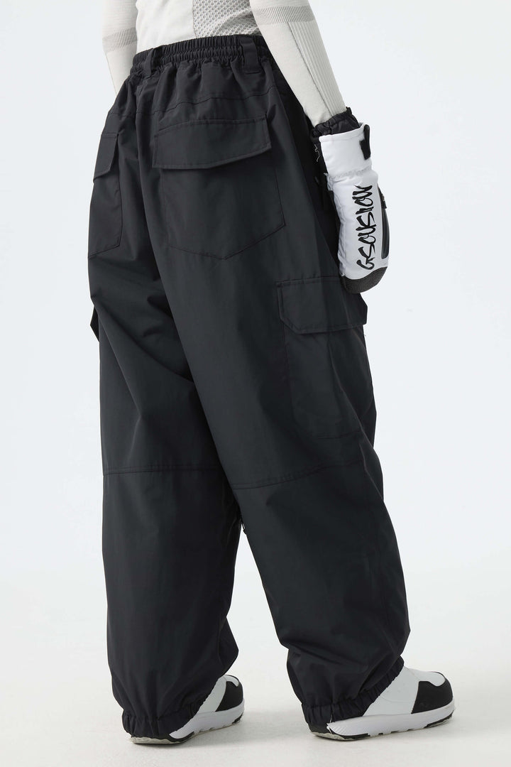 Calça de neve feminina preta, elegante, esportiva, utilitária, com bolsos cargo ocultos e modelagem folgada.