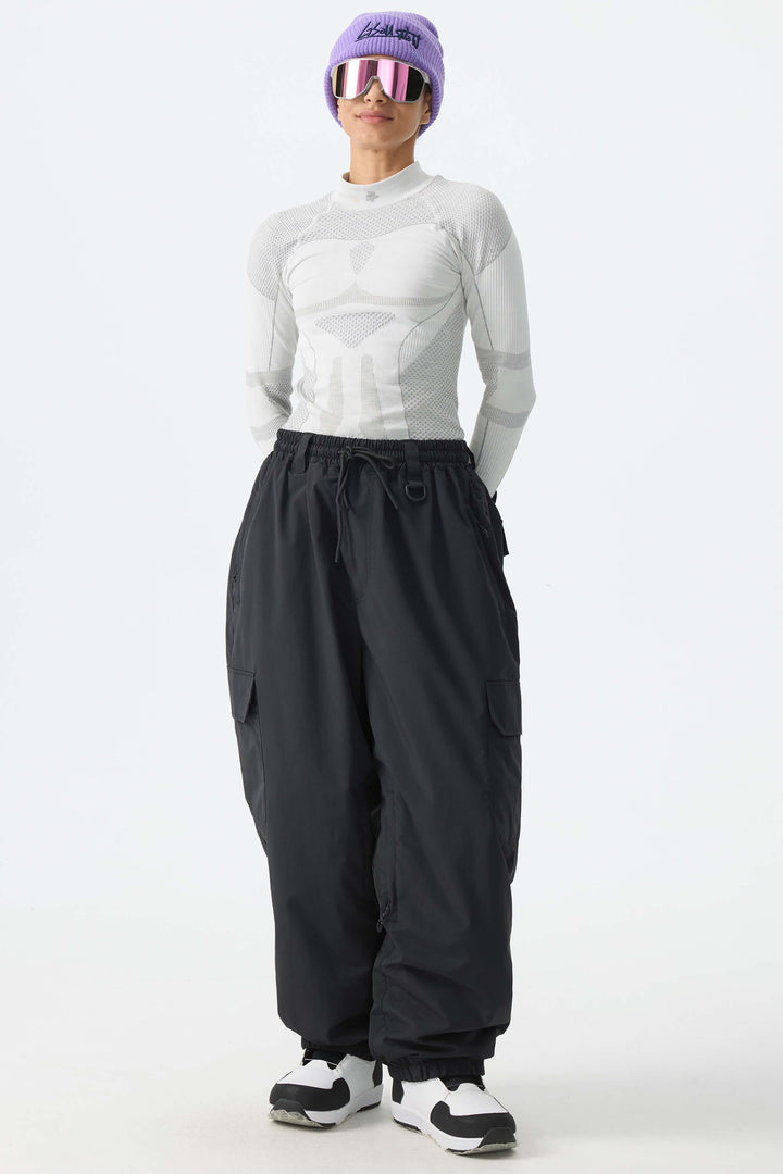 Calça de neve feminina preta, elegante, esportiva, utilitária, com bolsos cargo ocultos e modelagem folgada.