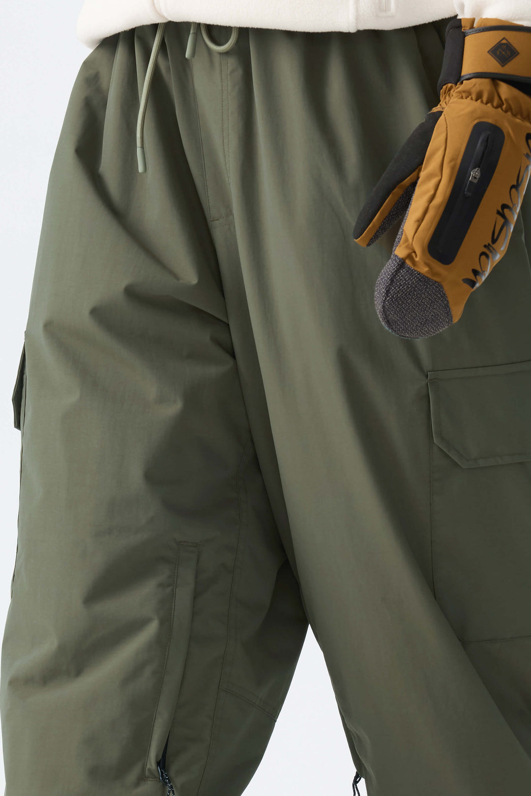 Calça de neve feminina verde-oliva, elegante, esportiva, com bolsos cargo ocultos e modelagem folgada.