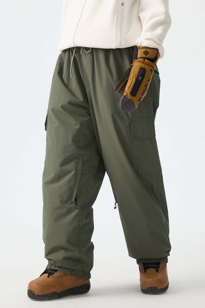 Calça de neve feminina verde-oliva, elegante, esportiva, com bolsos cargo ocultos e modelagem folgada.
