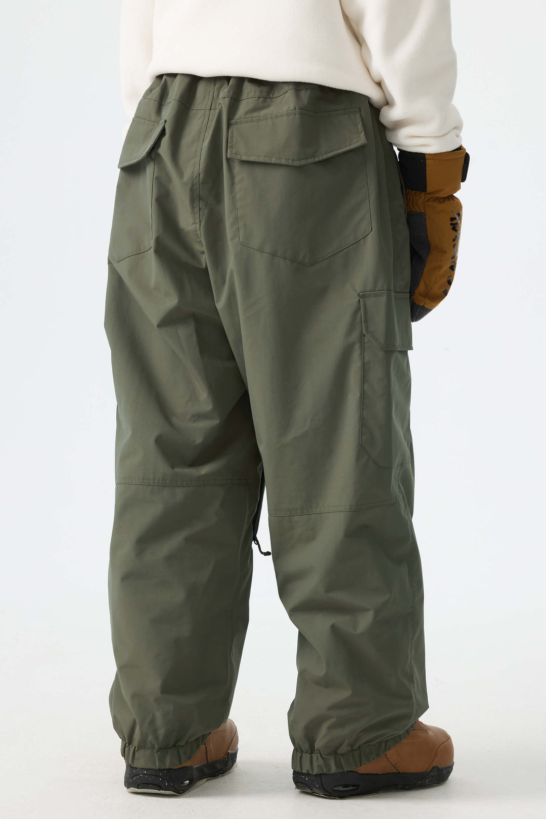 Calça de neve feminina verde-oliva, elegante, esportiva, com bolsos cargo ocultos e modelagem folgada.