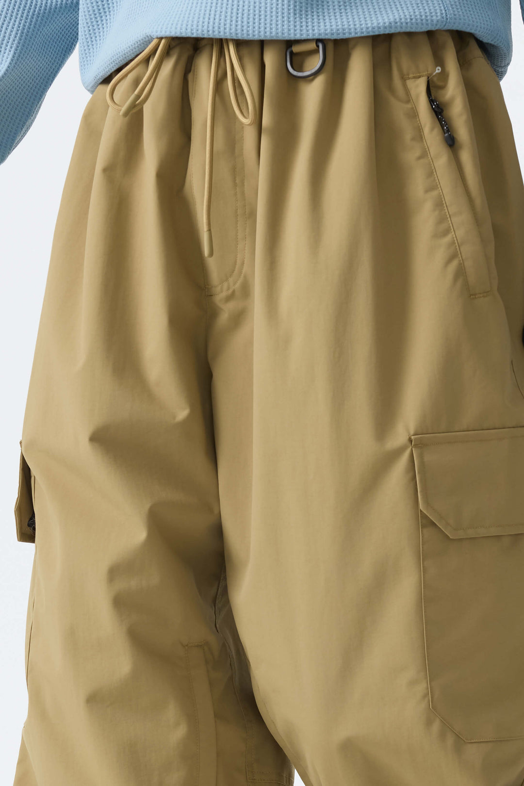 Calça de neve feminina cáqui, elegante, esportiva, utilitária, com bolsos cargo ocultos e modelagem folgada.