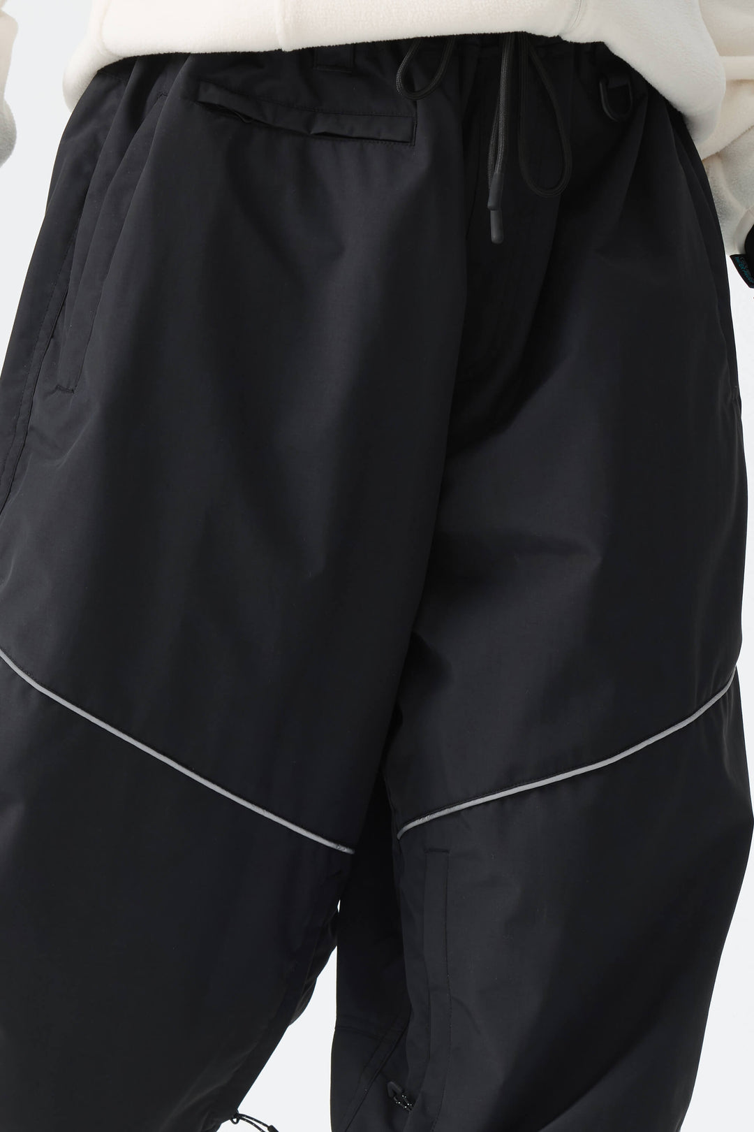 Calça de neve feminina preta, folgada e com detalhes refletivos