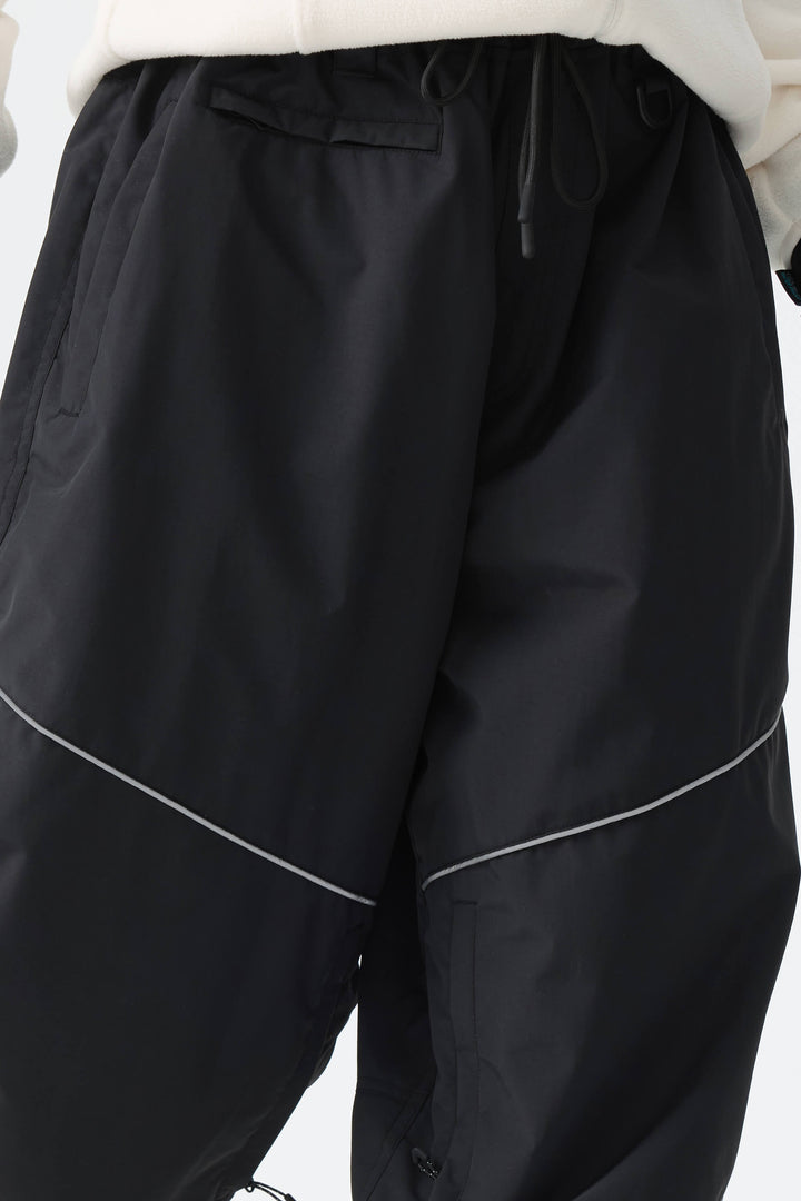Calça de neve feminina preta, folgada e com detalhes refletivos