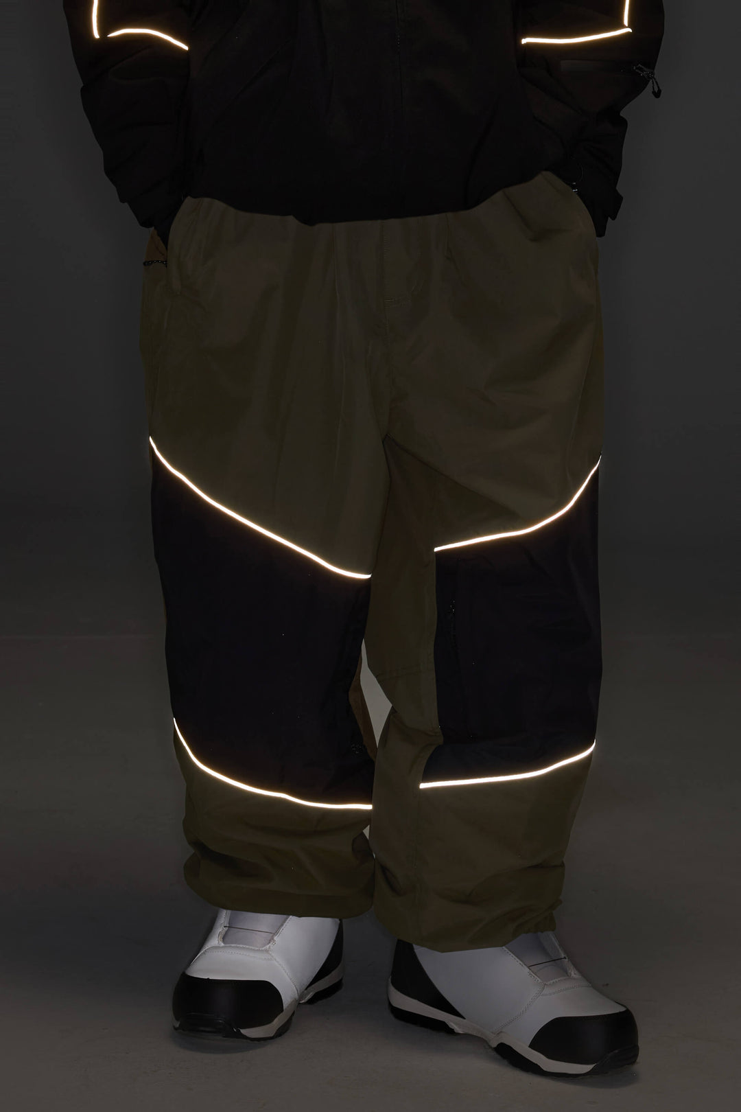 Calça de neve feminina preta, folgada e com detalhes refletivos