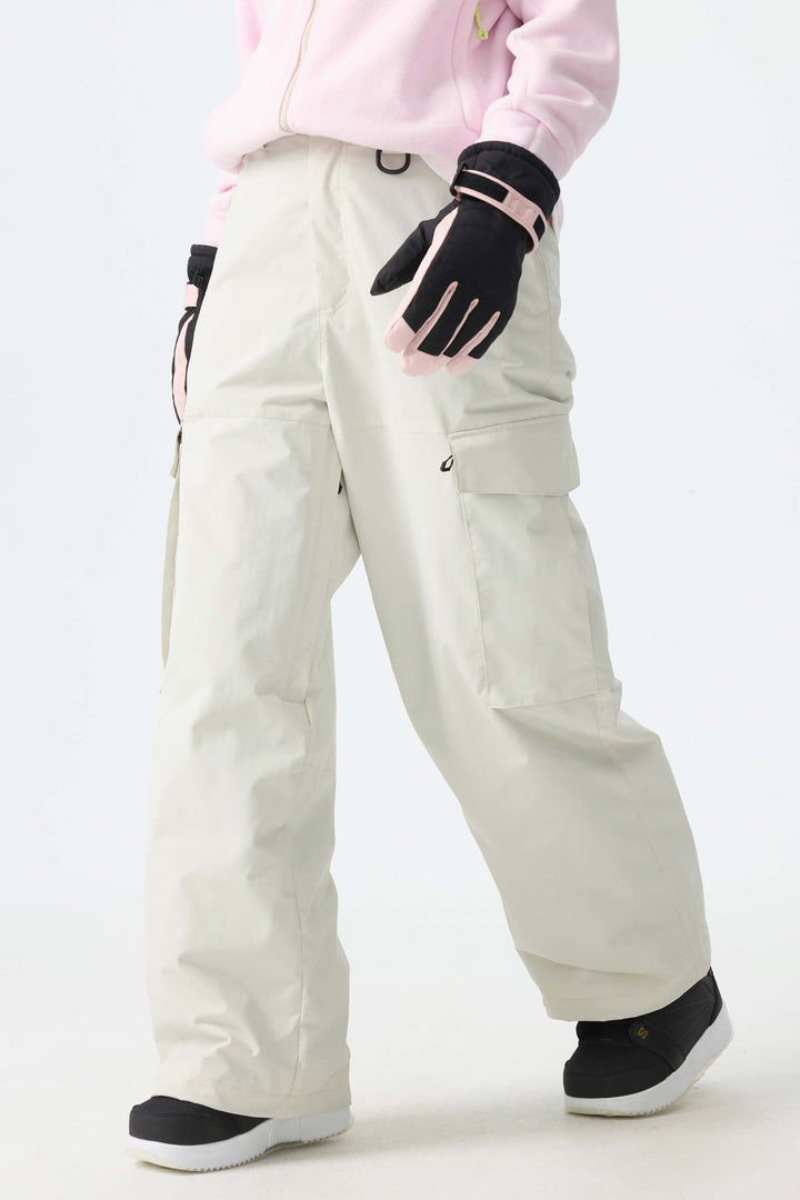 Calça de neve feminina preta, modelo folgada, para uso em montanha.