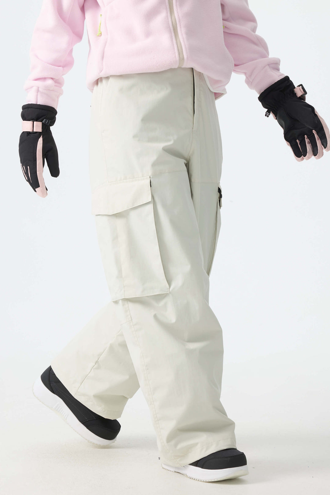 Calça de neve feminina preta, modelo folgada, para uso em montanha.