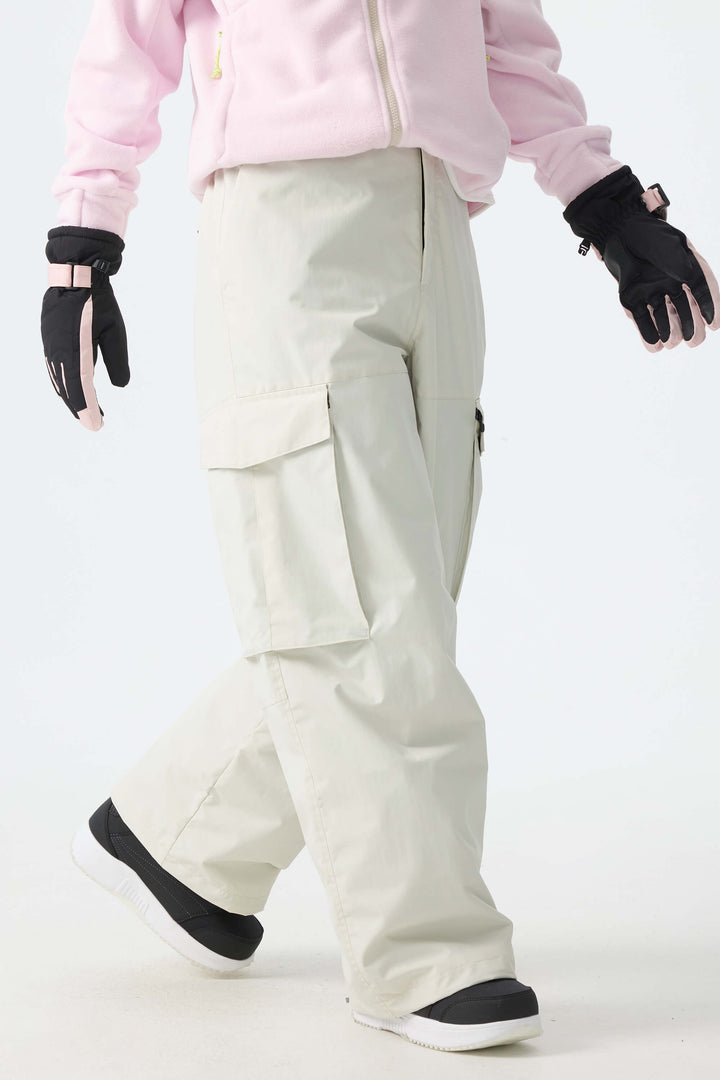 Calça de neve feminina preta, modelo folgada, para uso em montanha.