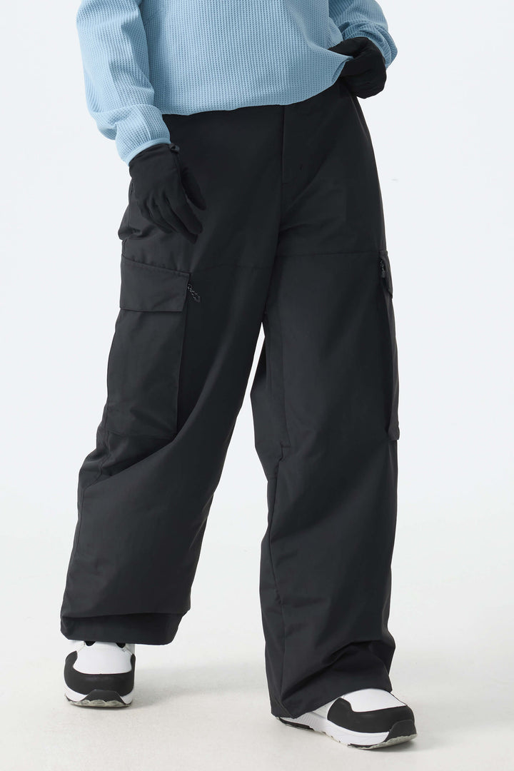 Calça de neve feminina preta, modelo folgada, para uso em montanha.