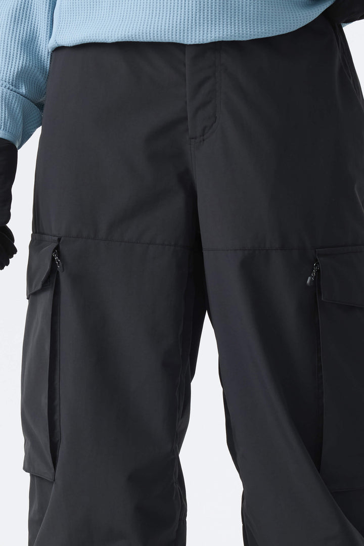 Calça de neve feminina preta, modelo folgada, para uso em montanha.
