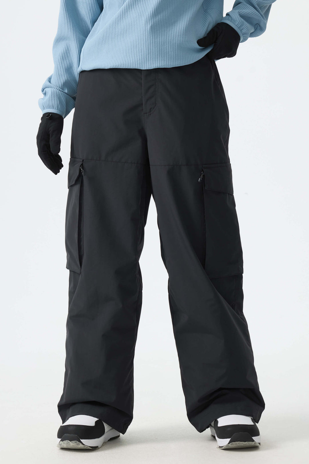 Calça de neve feminina preta, modelo folgada, para uso em montanha.