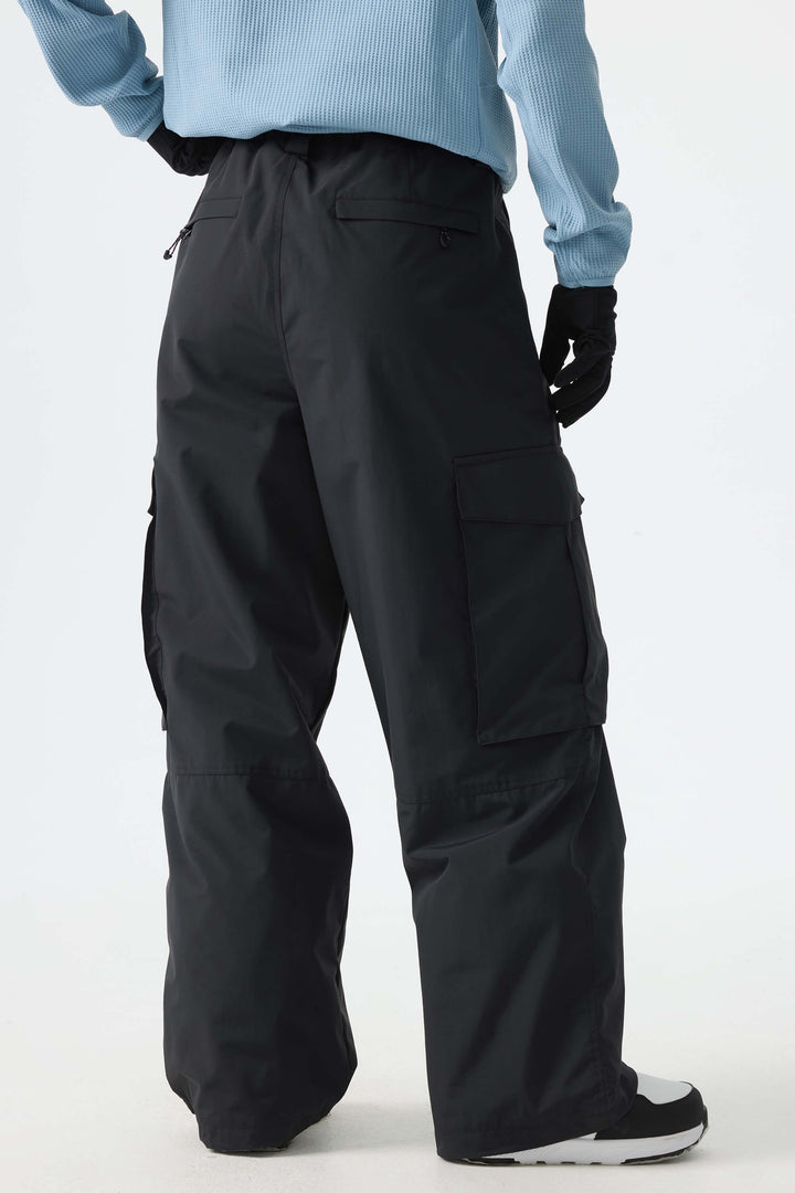 Calça de neve feminina preta, modelo folgada, para uso em montanha.