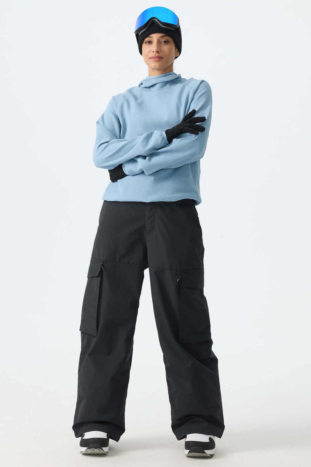 Calça de neve feminina preta, modelo folgada, para uso em montanha.