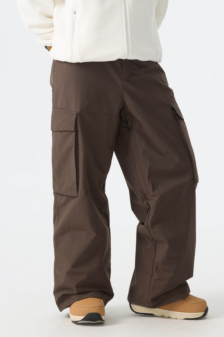 Calça de neve feminina preta, modelo folgada, para uso em montanha.