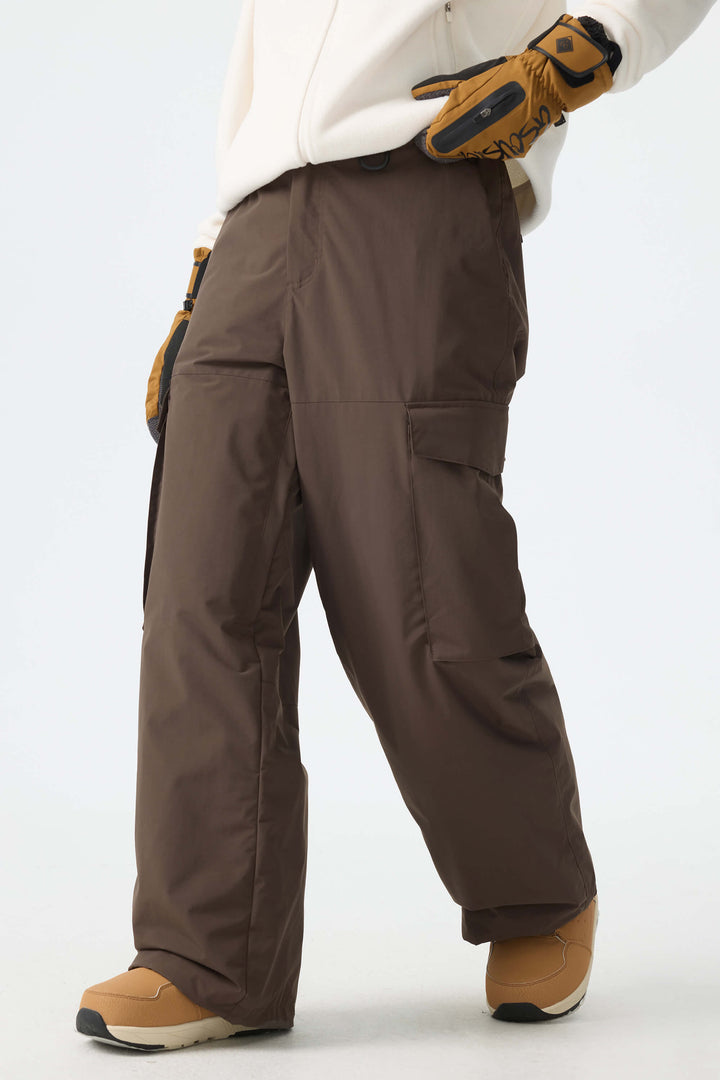 Calça de neve feminina preta, modelo folgada, para uso em montanha.