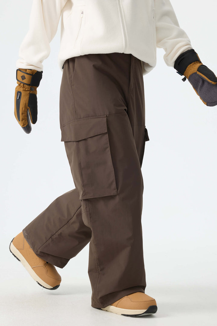 Calça de neve feminina marrom, modelo folgada, para uso em montanha.