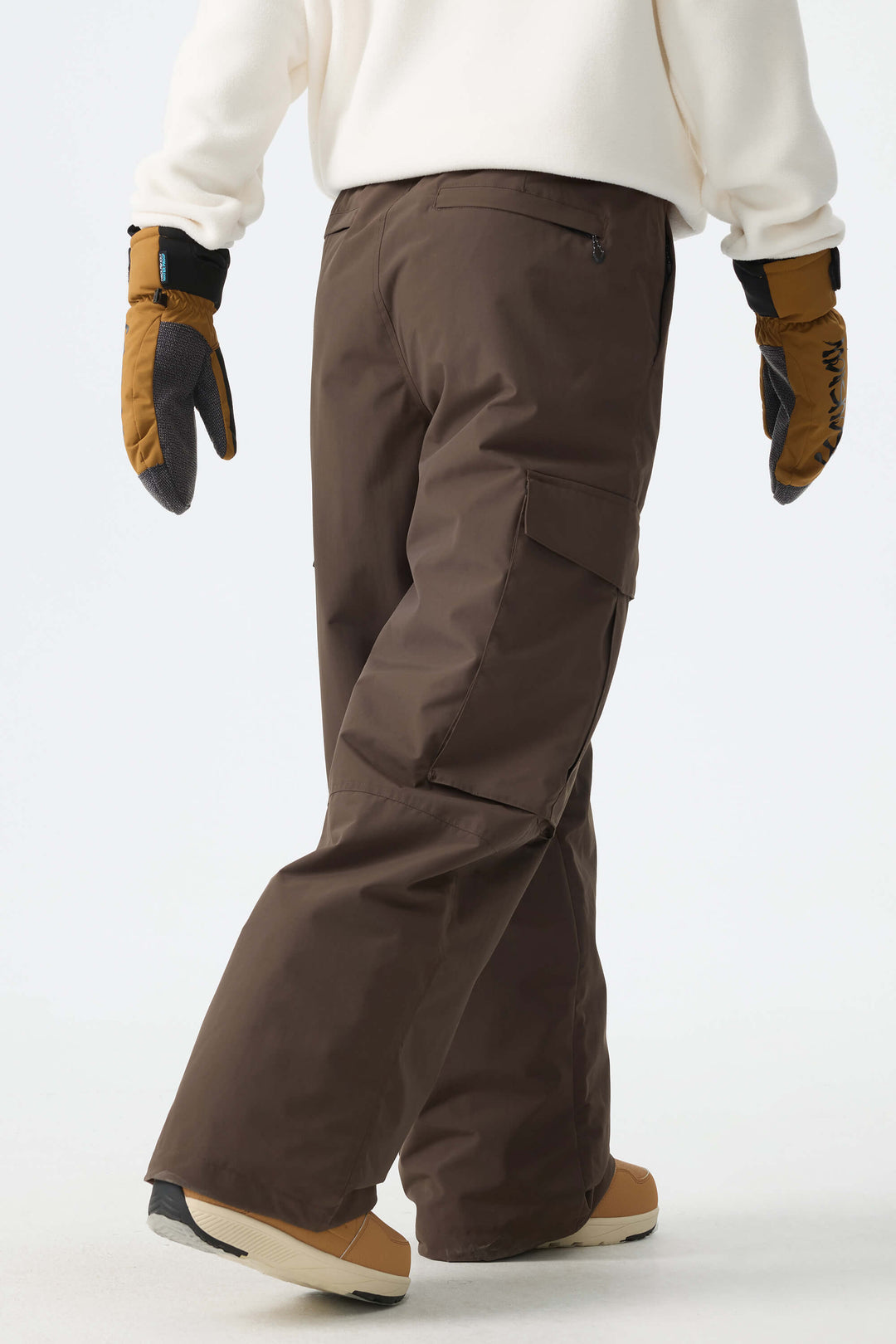 Calça de neve feminina marrom, modelo folgada, para uso em montanha.