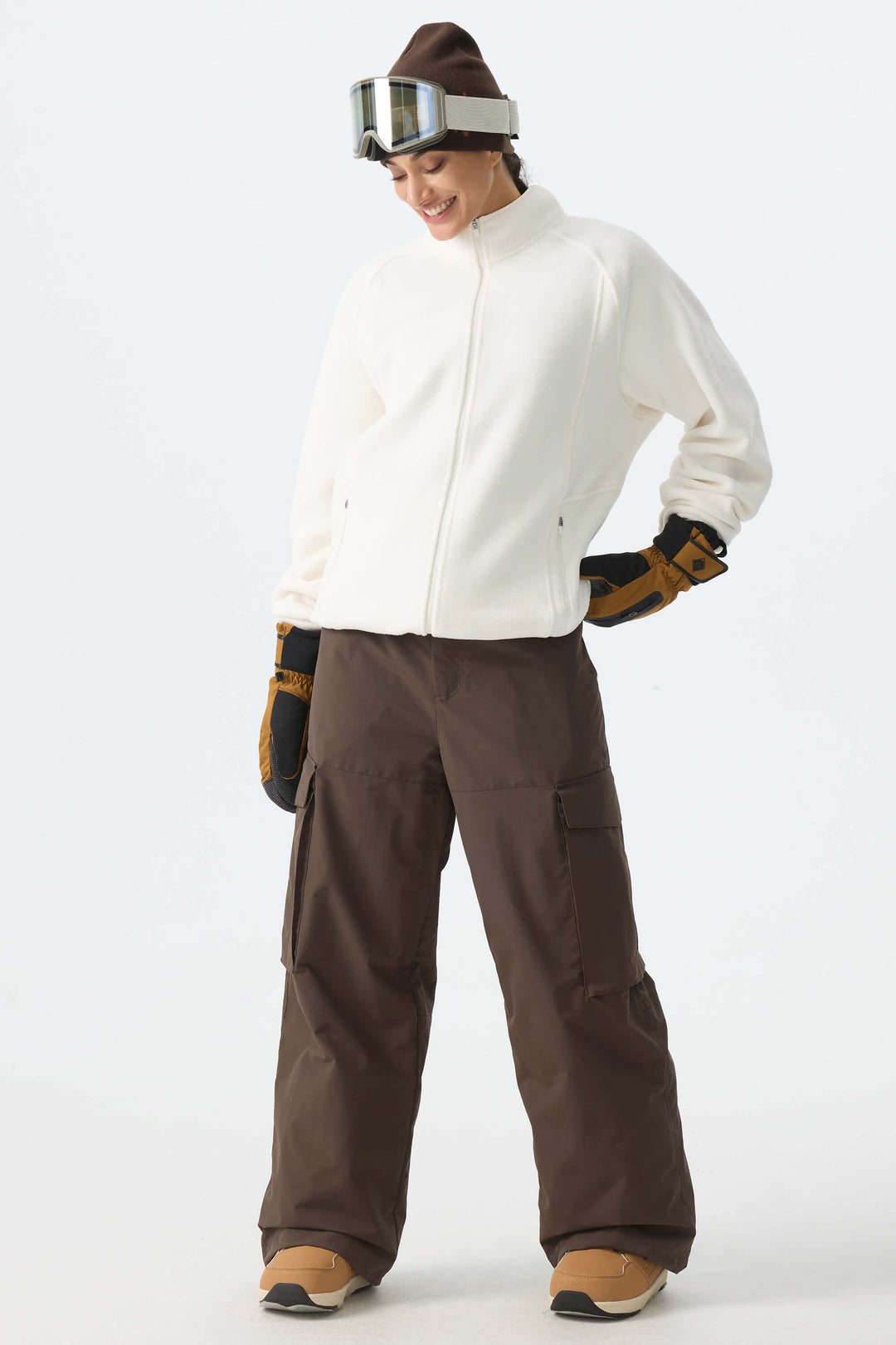 Calça de neve feminina marrom, modelo folgada, para uso em montanha.