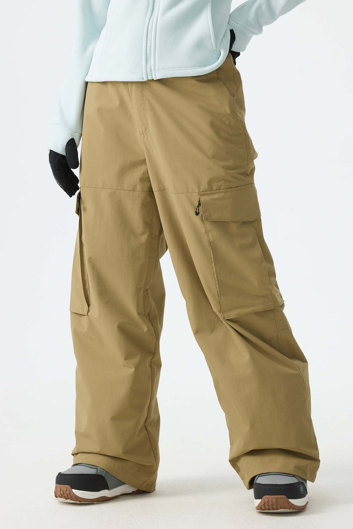 Calça de neve feminina preta, modelo folgada, para uso em montanha.