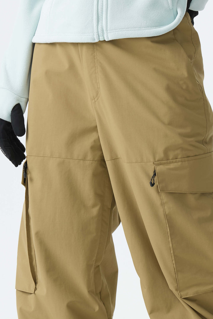 Calça de neve feminina cáqui, estilo folgada, para uso em montanha.