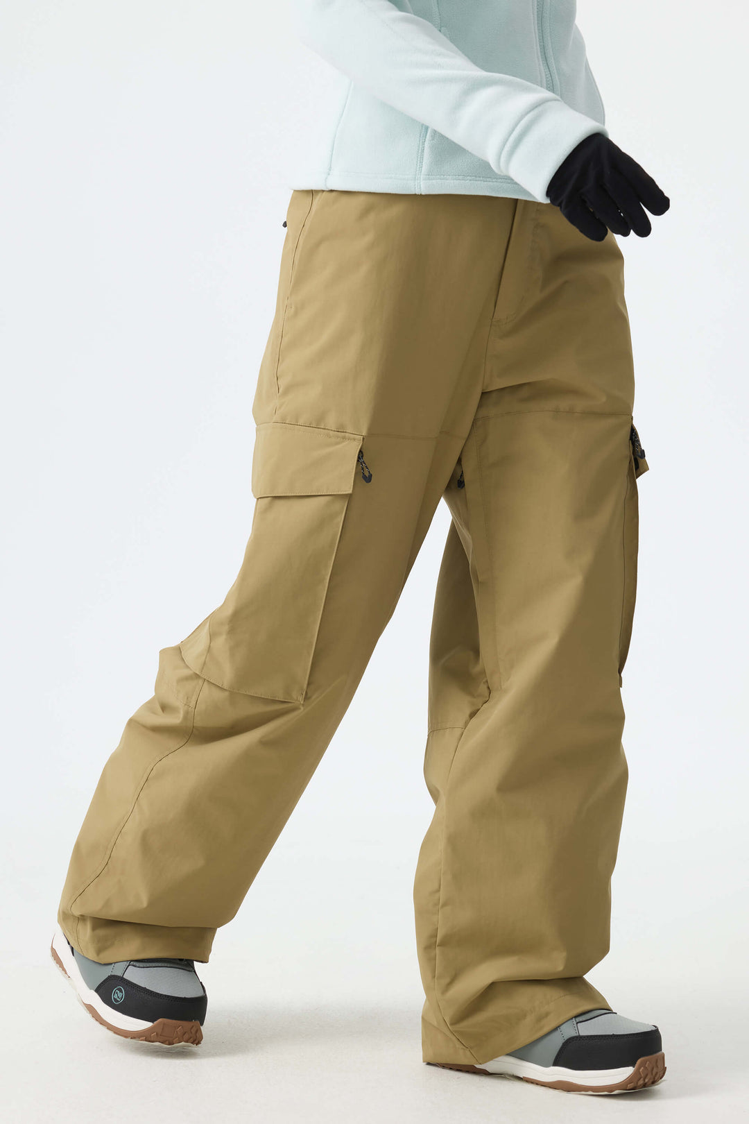 Calça de neve feminina cáqui, estilo folgada, para uso em montanha.