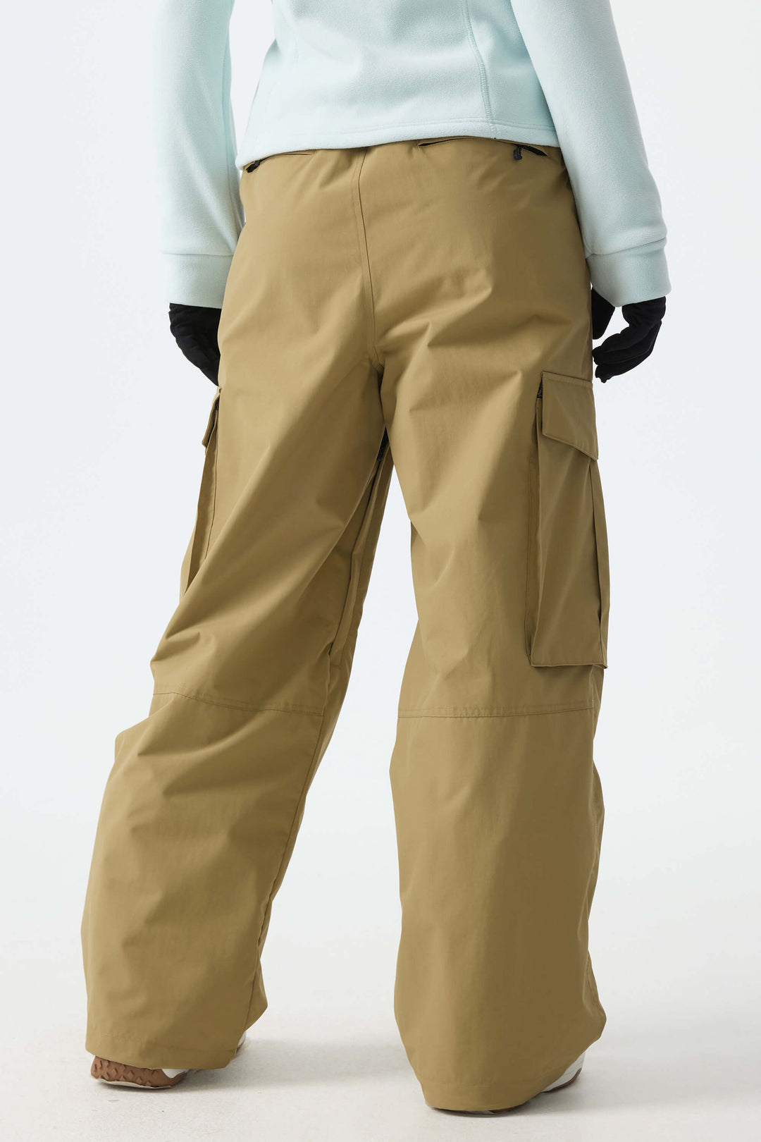 Calça de neve feminina cáqui, estilo folgada, para uso em montanha.