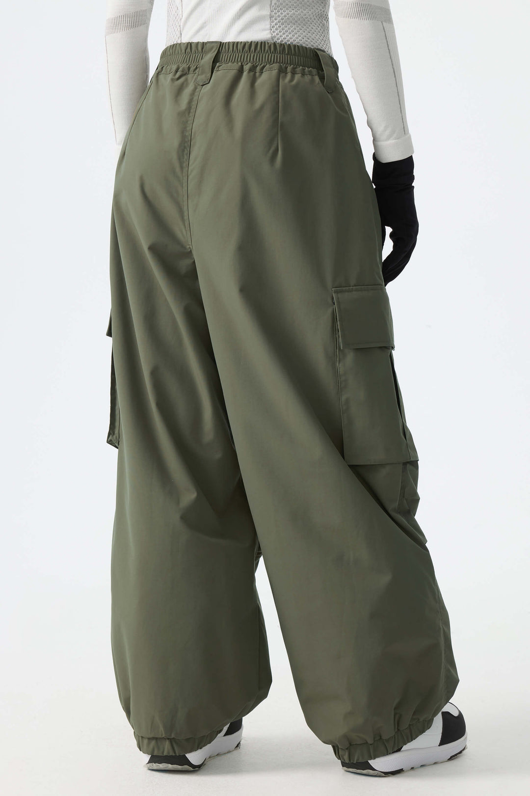 Calça de neve folgada feminina verde militar com detalhe de zíper contrastante