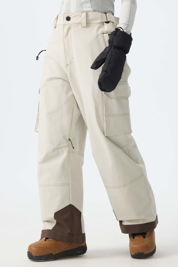 Calça de neve feminina preta estilo celeiro, modelo folgada com costura contrastante.