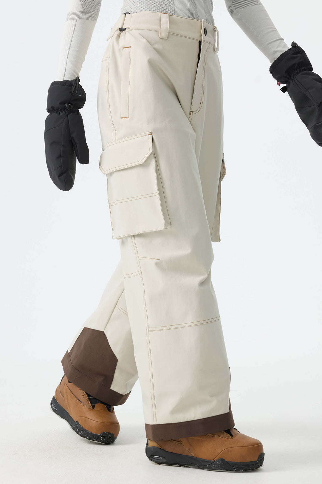 Calça de neve feminina preta estilo celeiro, modelo folgada com costura contrastante.