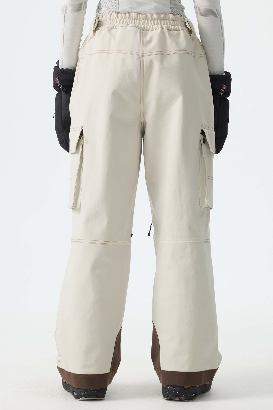 Calça de neve feminina Off White Barn com costura contrastante e modelagem ampla.