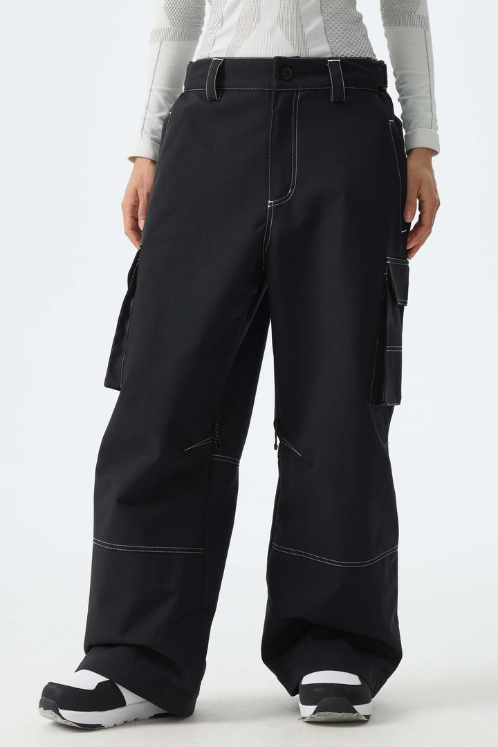 Calça de neve feminina preta estilo celeiro, modelo folgada com costura contrastante.