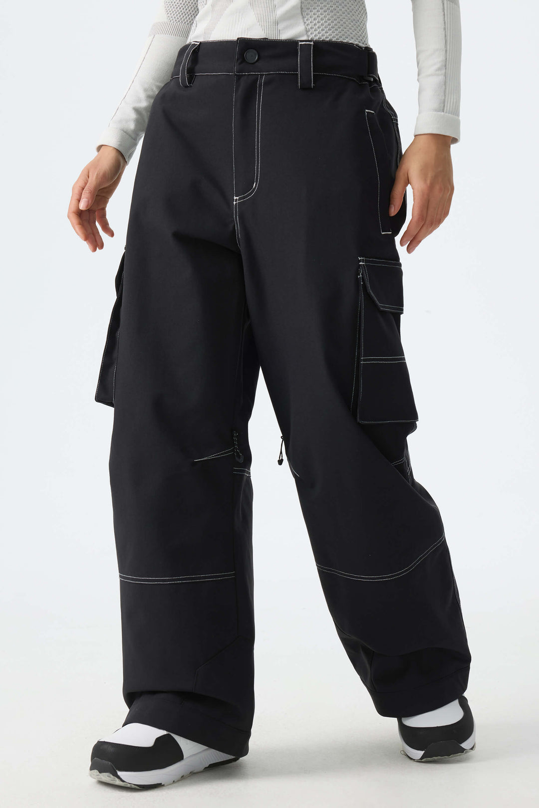 Calça de neve feminina preta estilo celeiro, modelo folgada com costura contrastante.