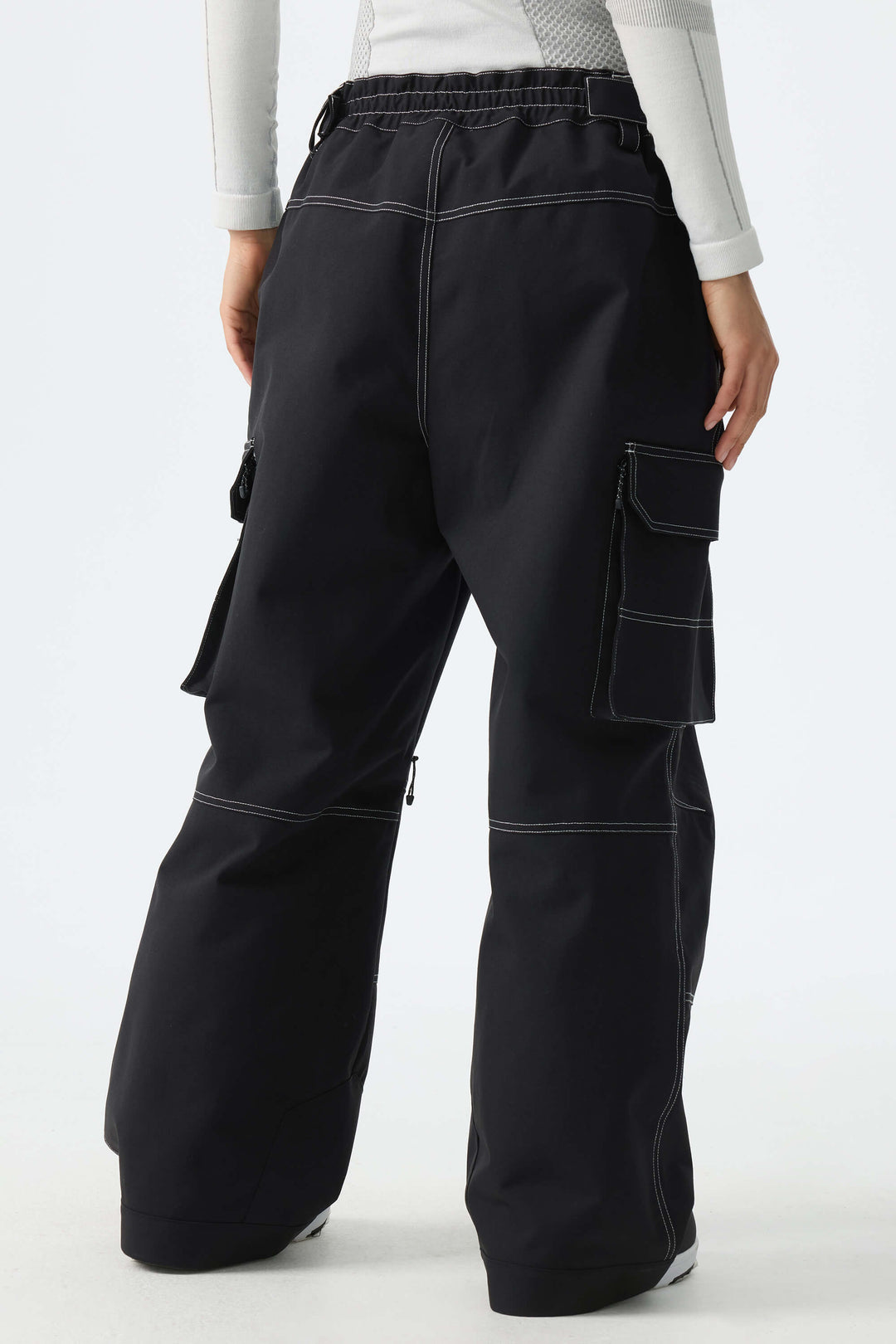 Calça de neve feminina preta estilo celeiro, modelo folgada com costura contrastante.