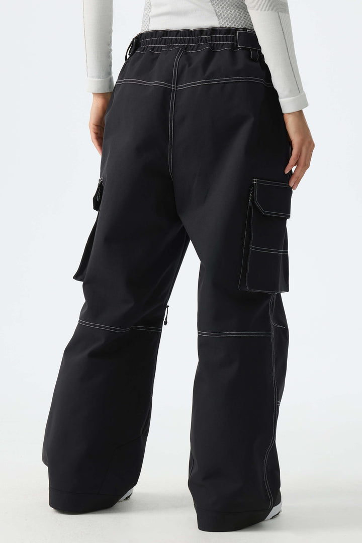 Calça de neve feminina preta estilo celeiro, modelo folgada com costura contrastante.