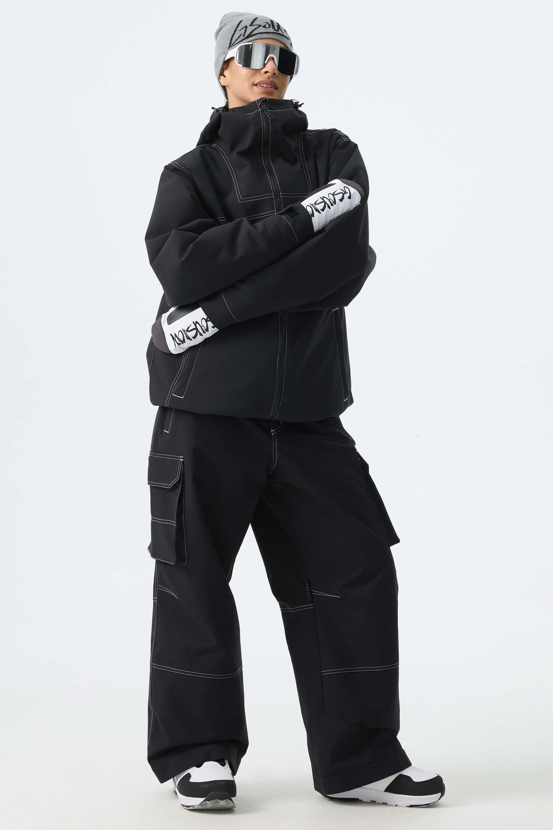 Calça de neve feminina preta estilo celeiro, modelo folgada com costura contrastante.