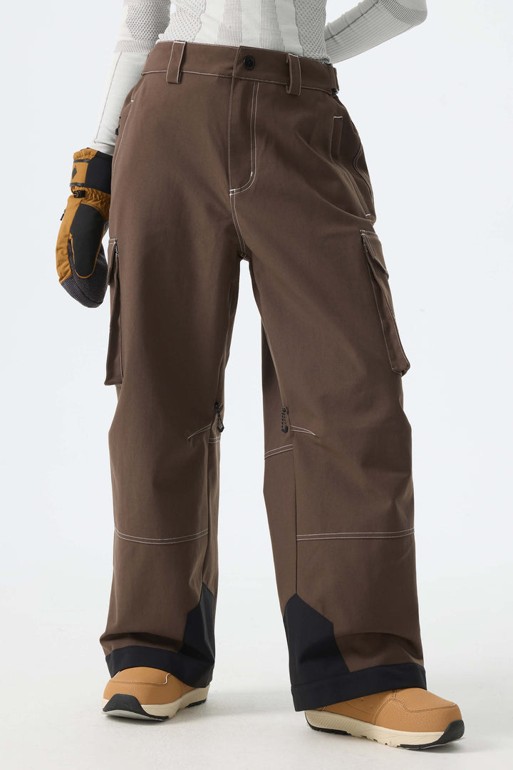 Calça de neve feminina preta estilo celeiro, modelo folgada com costura contrastante.