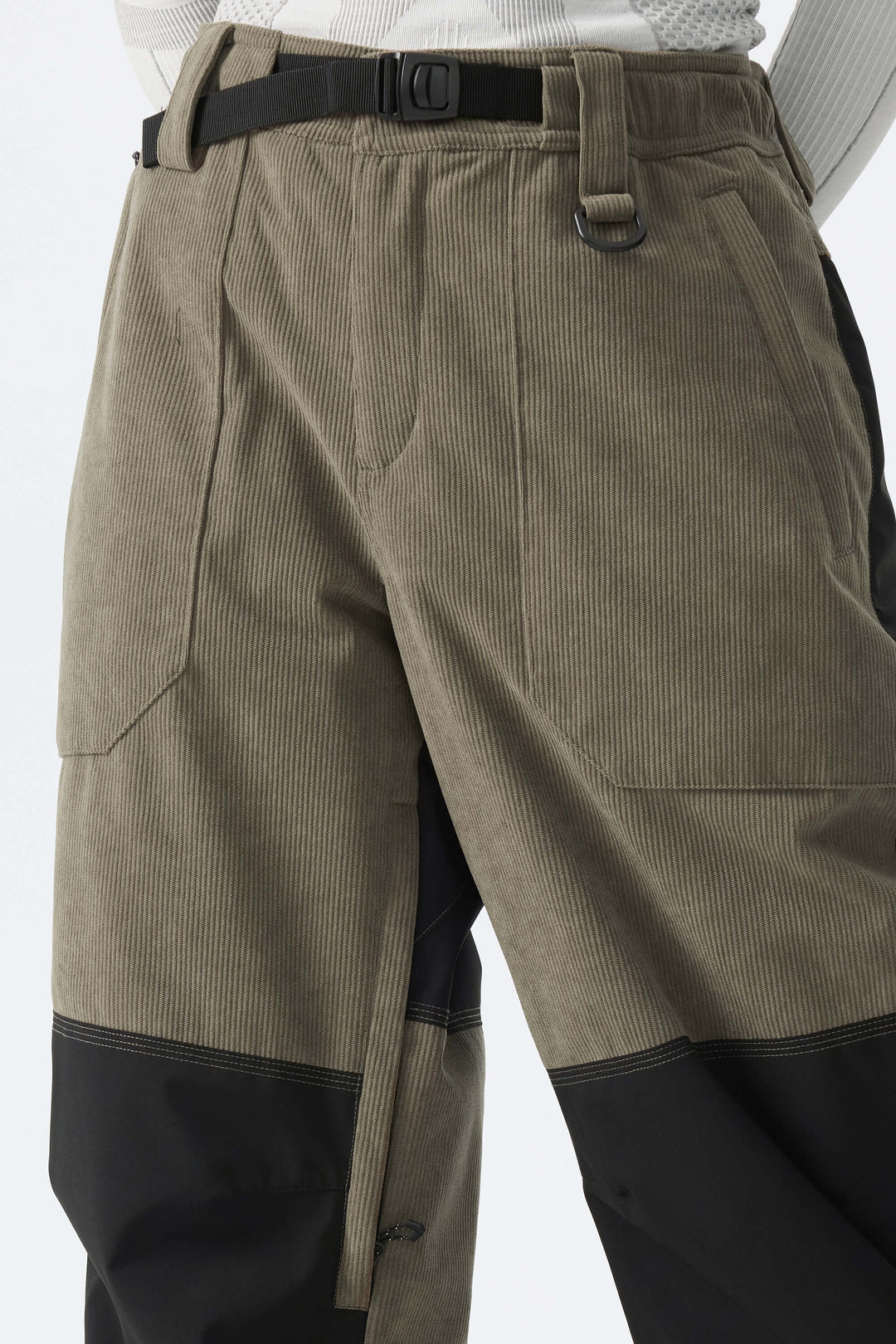 Pantalones de nieve de pana para mujer con bloques de color verde oliva oscuro y negro.