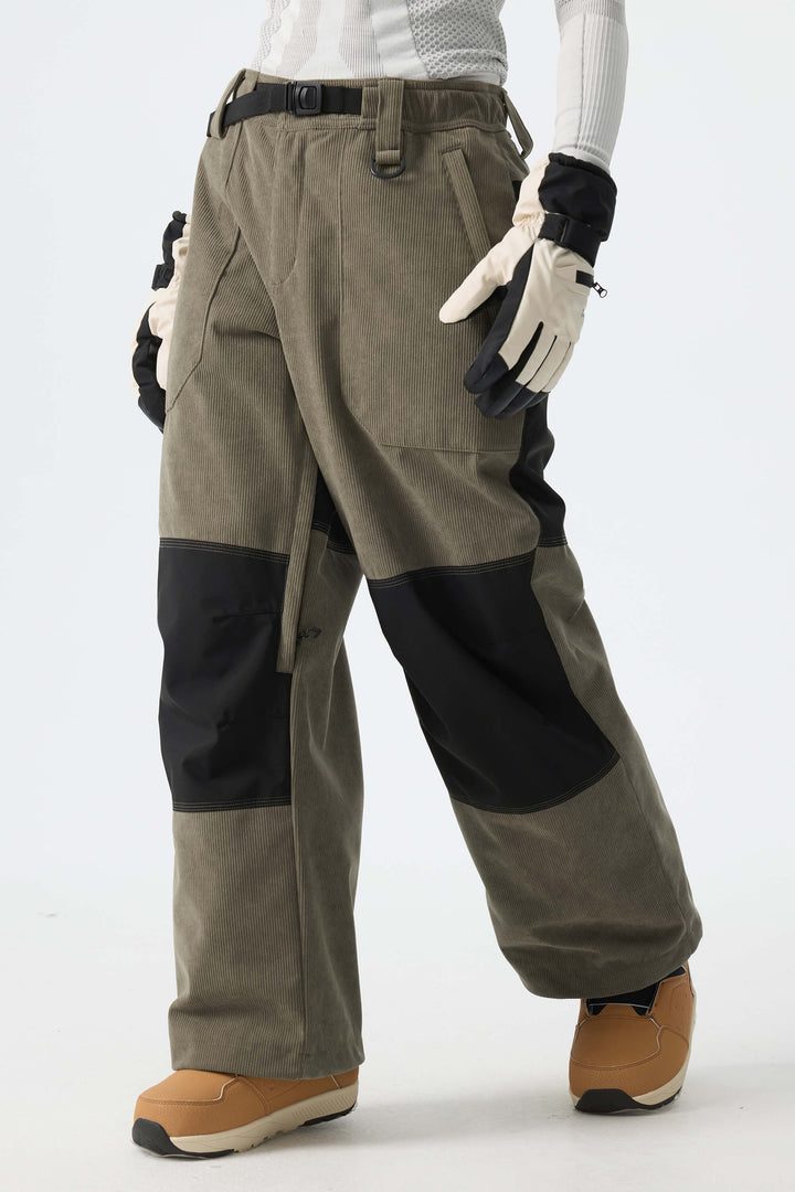 Pantalones de nieve de pana para mujer con bloques de color verde oliva oscuro y negro.
