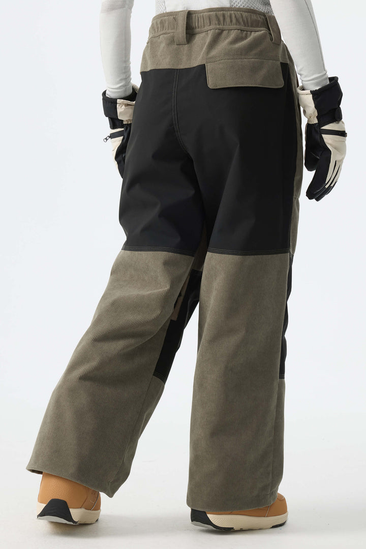 Pantalones de nieve de pana para mujer con bloques de color verde oliva oscuro y negro.
